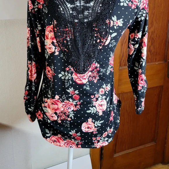 Womans no boundaries Floral and Black Knit top Tie front Lace Back Size Small - Picture 6 of 13